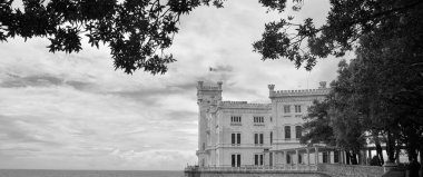 İtalya, Trieste 'deki Miramare Castle, AB. Kalenin arazileri arasında geniş bir uçurum ve 22 hektarlık deniz kıyısı parkı yer alıyor..