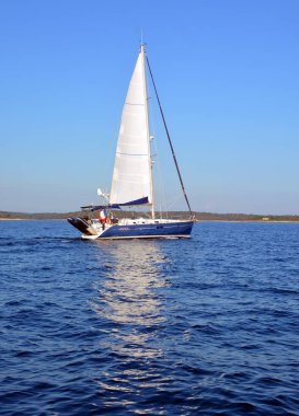 Açık denizde yelkenli.