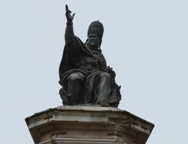 Avrupa şehrinde kral heykeli