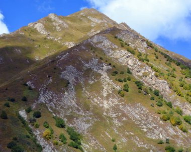 Gürcistan 'daki Büyük Kafkasya Dağları' nın Gudauri manzarası. Jvari Geçidi yakınlarındaki Gürcistan Askeri Karayolu 'nda Stepantsminda Bölgesi' nde yer alıyor.
