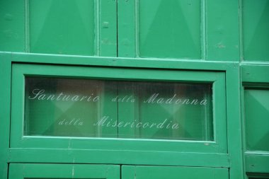 Duvarda yeşil ve beyaz posta kutusu