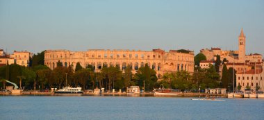 Torri del Benaco, Garda Gölü, İtalya - 2 Haziran 2010: Garda Gölü 'ndeki Torri del Benaco köyündeki Scaliger kalesi