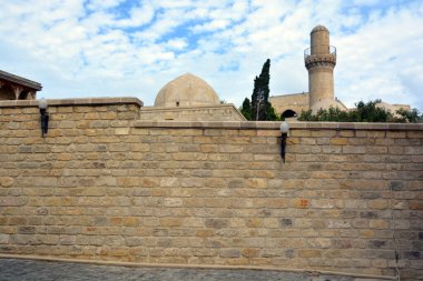 BAKU AZERBAIJAN 09 07: Saray Camii, Azerbaycan 'ın Bakü kentindeki Shirvanshahs kompleksi içinde yer alan bir camidir. 1441-1442 yılları arasında inşa edildi..