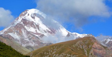 Dağ manzarası Kazbegi, Gürcistan. Mount Kazbegi güçlü Caucasus aralığı kuzey yamaçlarında yer almaktadır. 