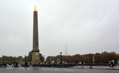 Eiffel Kulesi ile Obelisk Konkord Meydanı, Paris, Eylül 2017