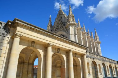 PARIS FRANCE 09 23 2019: The Chateau de Vincennes, Avrupa 'nın 52 metre yüksekliğinde ve ortaçağdan kalma en yüksek kalesi olan Donjon Kulesi' ndeki 14. ve 17. yüzyıldan kalma devasa bir Fransız kraliyet kalesidir.