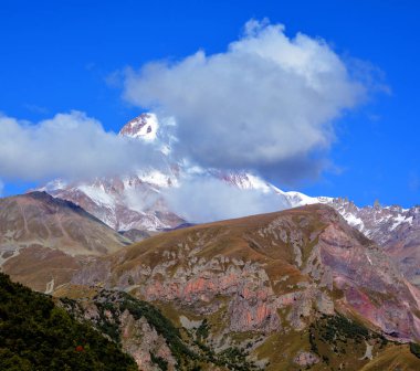 Kazbek Dağı, Gürcistan 'ın Kazbegi Bölgesi ve Rusya' nın Kuzey Osetya Cumhuriyeti sınırındaki Kafkasya 'nın en büyük dağlarından biridir.
