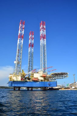 Barselona limanındaki petrol platformu