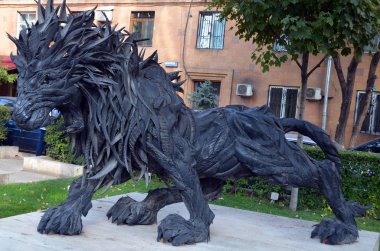 Parktaki siyah heykel.