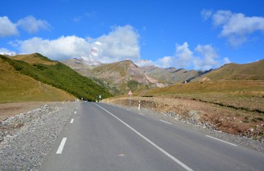 Kazbek Dağı, Gürcistan 'ın Kazbegi Bölgesi ve Rusya' nın Kuzey Osetya Cumhuriyeti sınırındaki Kafkasya 'nın en büyük dağlarından biridir.