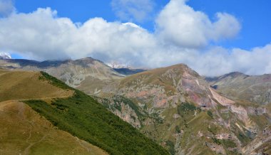 Kazbek Dağı, Gürcistan 'ın Kazbegi Bölgesi ve Rusya' nın Kuzey Osetya Cumhuriyeti sınırındaki Kafkasya 'nın en büyük dağlarından biridir.