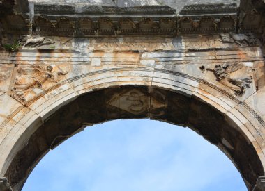 Roma, İtalya 'daki Roma su kemeri manzarası