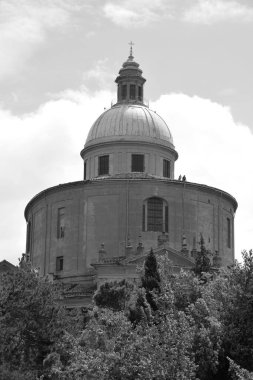 St. George Katedrali 'nin siyah beyaz manzarası.