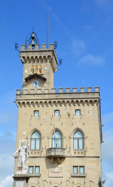 San Marino Mikro Meydanı 'ndaki Özgürlük Anıtı ve Palazzo Pubblico adındaki antik saray.