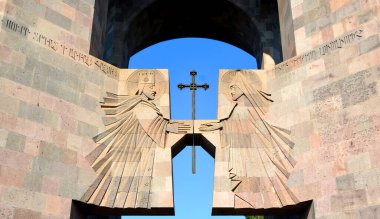 VAGHARSHAPAT ARMENIA 09: 12 2019: Ziyaretçiler Papa Ziyaret Anıtı ile birlikte ana kapıdan Kutsal Echmiadzin Sitesi 'ne girdiler