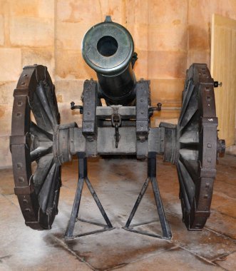 Tahta duvardaki eski kameralar.