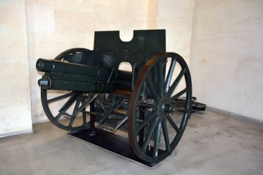 Tahta arka planda eski bir bisiklet