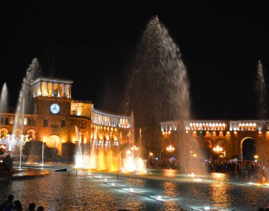Erivan Cumhuriyet Meydanı 'ndaki şarkı söyleyen ve dans eden fıskiyeler hem gezginleri hem de yerlileri cezbediyor..