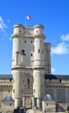 Vincennes Şatosu 'nun (Chateau de Vincennes) dış görünüşü - XIV - Fransa' nın Val-de-Marne bölgesi yakınlarındaki Vincennes kasabasındaki Fransız kraliyet kalesi.