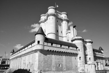 Vincennes Şatosu 'nun (Chateau de Vincennes) dış görünüşü - XIV - Fransa' nın Val-de-Marne bölgesi yakınlarındaki Vincennes kasabasındaki Fransız kraliyet kalesi.