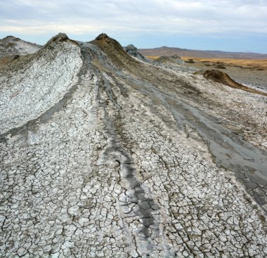 Gobustan 'da Bakü Azerbaycan yakınlarında çamur volkanları. Çamur yanardağı veya çamur kubbesi, çamur, çamur, su ve gazların püskürmesiyle oluşmuş bir toprak türüdür.