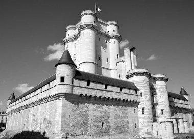 Vincennes Şatosu 'nun (Chateau de Vincennes) dış görünüşü - XIV - Fransa' nın Val-de-Marne bölgesi yakınlarındaki Vincennes kasabasındaki Fransız kraliyet kalesi.