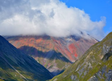 Orman ve yüksek tepeleri olan dağ manzarası. Kafkaslar. Kafkas Tepesi 'nin manzarası. Biyosfer rezerv beldesi Dombay. Seyahat ve turizm kavramı.