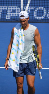 Montreal - Ağustos 5:Raphael Nadal Montreal, Kanada'da Montreal Rogers Cup 5 Ağustos 2011 tarihinde, eğitim sahasında. İspanyol profesyonel tenis oyuncusu ve eski bir dünya No 1 Rafael 