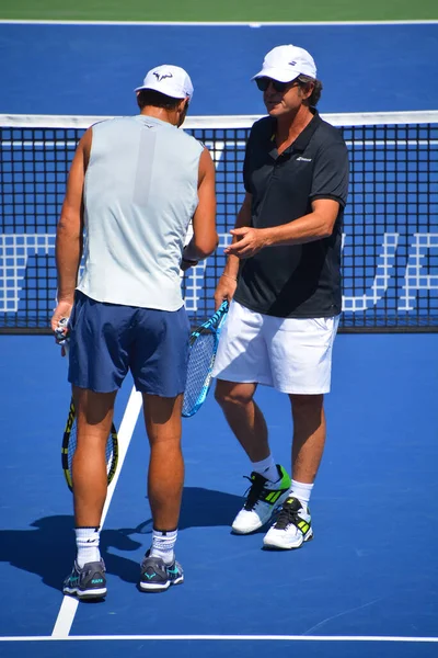 裁判所の2人のテニス選手 — ストック写真