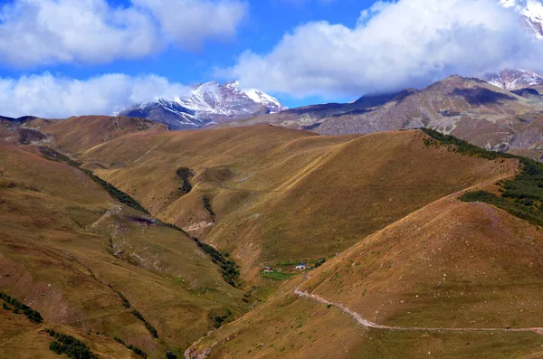美丽的风景 在高加索山脉 — 图库照片