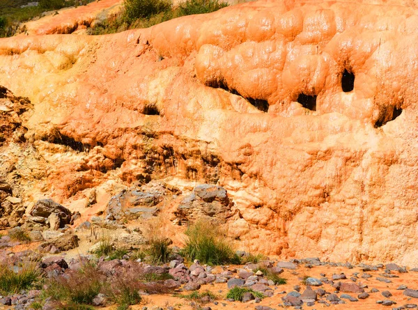 Kazbei地区のGudauriの鉱泉からのミネラルレッドウォーター 化石とミネラルウォーターの源マツヘタ ムティアネティ地域 ジョージア — ストック写真