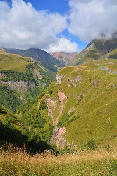 Paisaje Verano Montaña Con Bosques Picos Altos Cáucaso Una Vista —  Fotos de Stock