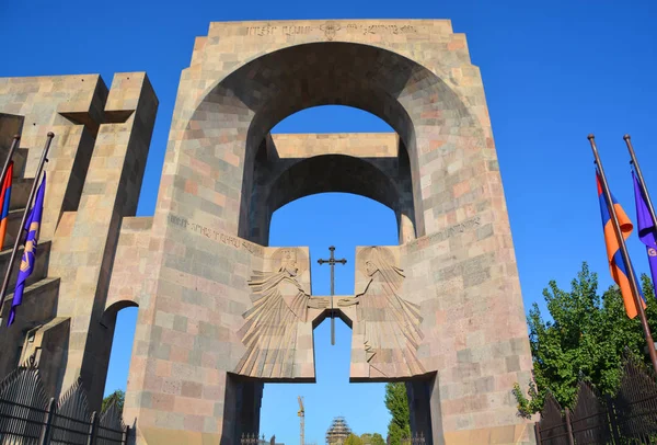 Vagharshapat Armenia 2019 Visitors Enter Holy Site Echmiadzin Main Gate — Stock Photo, Image