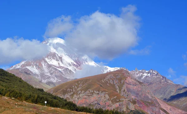 Kazbek 휴면중인 성층화 산이며 조지아의 비지역 러시아의 오세티야 알라냐 공화국의 — 스톡 사진