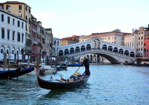 Venice Olaszország Április 2015 Gondola Utasokkal Lebeg Grand Csatornán Canal — Stock Fotó