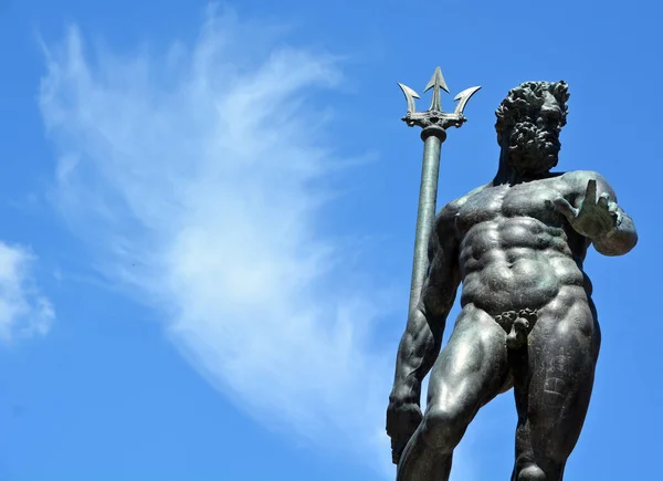 Statua Della Grande Città Sullo Sfondo — Foto Stock