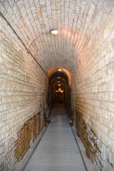 Oude Bakstenen Tunnel Interieur — Stockfoto