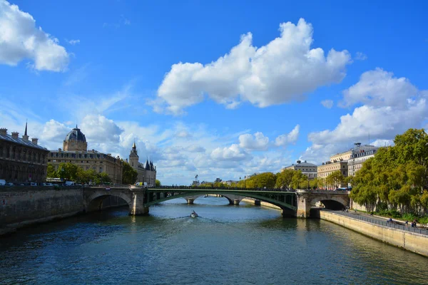 París Francia June Sena Puente Notre Dame Barco Turístico Junio —  Fotos de Stock