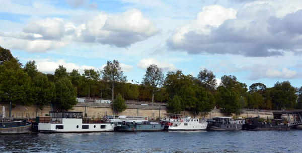 Barcos Rio Sena Paris França — Fotografia de Stock