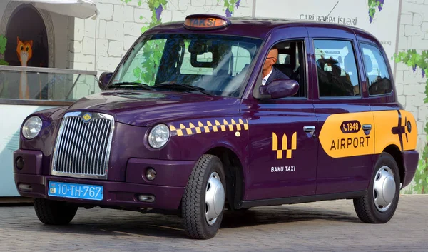 Baku Azerbaijan 2019 Taksówki Londyńskie Zostały Niedawno Wprowadzone Baku Każdym — Zdjęcie stockowe