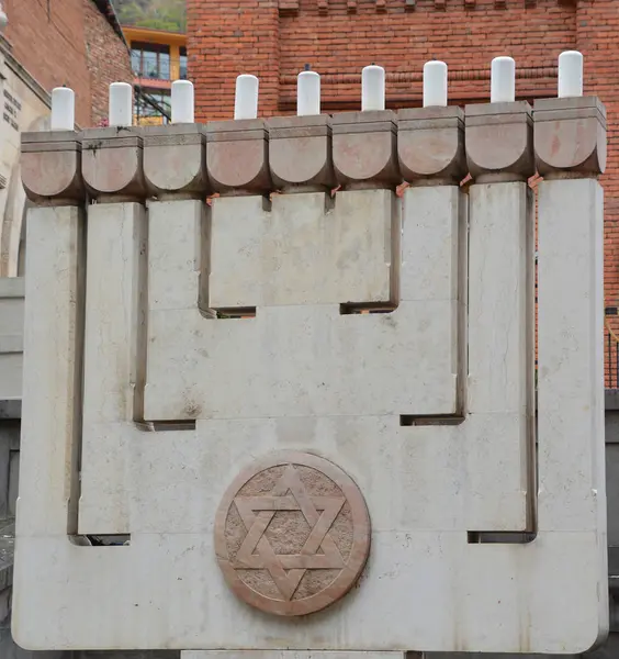 Tbilisi Georgia 2019 Joodse Kroonluchter Hanukkah Menorah Buiten Grote Synagoge — Stockfoto