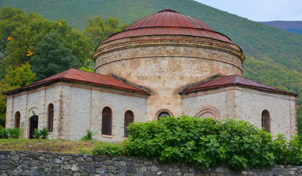 Shaki Azerbaijan Old Khan Mosque Shaki アルバニアの教会 宗教は歴史的な宗教的多様性のためにシャキの人々にとって非常に重要です — ストック写真