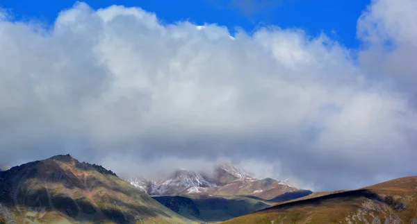 Monte Kazbek Estratovulcão Adormecido Uma Das Principais Montanhas Cáucaso Localizada — Fotografia de Stock