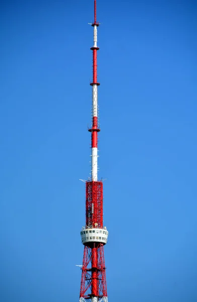 Torre Telecomunicaciones Sobre Fondo Azul Del Cielo — Foto de Stock