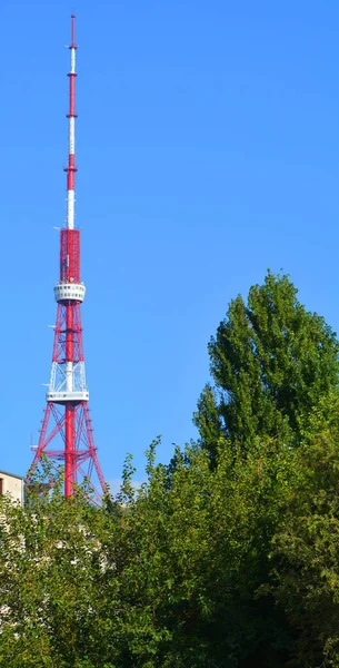 Torre Telecomunicaciones Sobre Fondo Azul Del Cielo — Foto de Stock