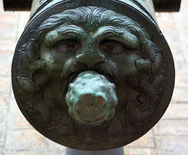 公園の古い青銅製のライオンの頭 — ストック写真