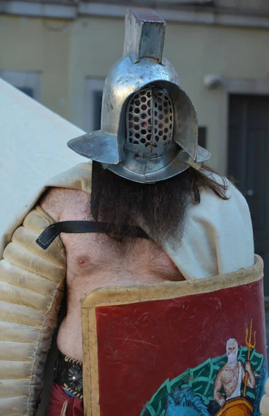 Pula Croatia 2019 Чоловіки Одягнені Римські Гладіатори Туристів Старому Місті — стокове фото