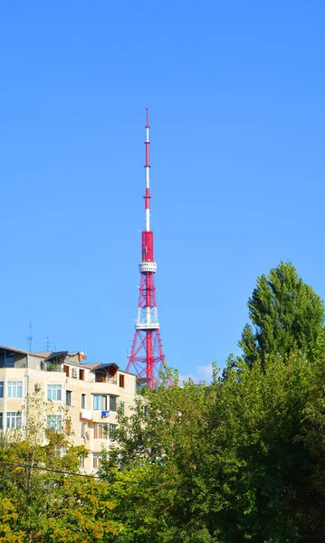 Torre Telecomunicaciones Sobre Fondo Azul Del Cielo — Foto de Stock