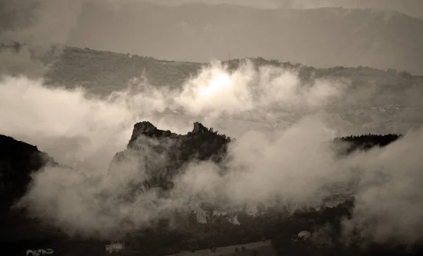 Horská Krajina Mraky Mlhou — Stock fotografie