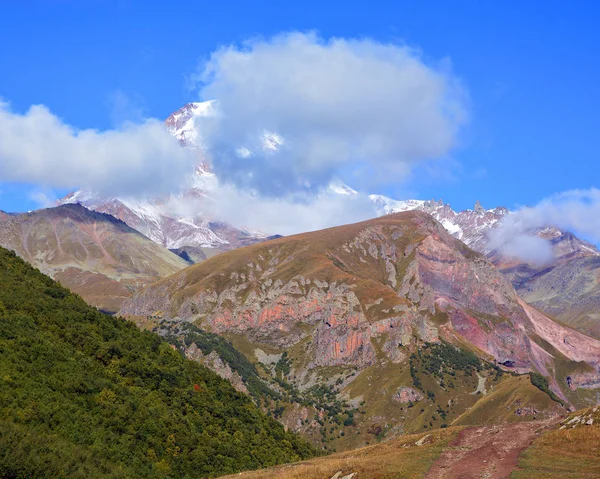 カズベク山 Mount Kazbek ジョージア州カズベイ郡とロシア北オセチア共和国の国境に位置するコーカサス地方の主要山の一つ — ストック写真